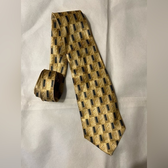 Pierre Cardin 100 percent silk gold with geometric design scarf office wear​​​​​ - Picture 7 of 7